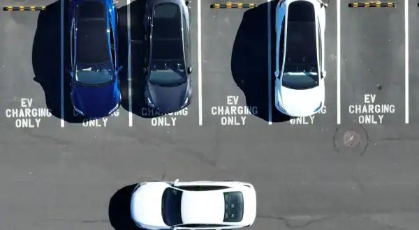 zöld rendszám előnyei 2025,tisztán elektromos,zöld rendszámot,5p és 5n,2025 január 1,regisztrációs adó,zöld rendszámmal